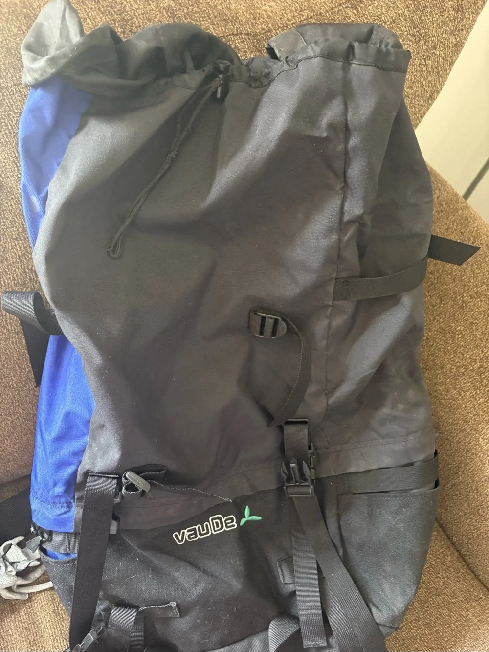 Vaude  Asymmetric 50 Backpack in Black & Blue